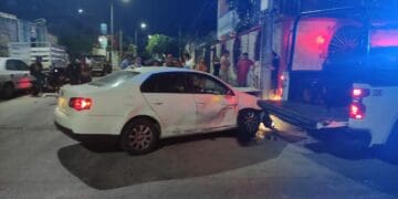 Patrulla de la Guardia Nacional choca contra carro en Playa del Carmen