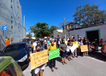 Se manifiestan croquistas en Playa del Carmen; piden frenar ley de descuentos de crédito