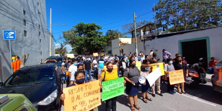 Se manifiestan croquistas en Playa del Carmen; piden frenar ley de descuentos de crédito