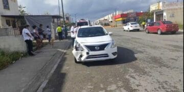 Taxista lesiona a dos al chocar contra mototaxi en Playa del Carmen