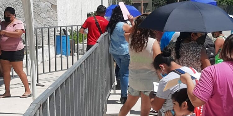 Trato déspota y emprendedurismo en campaña de vacunación de Playa del Carmen