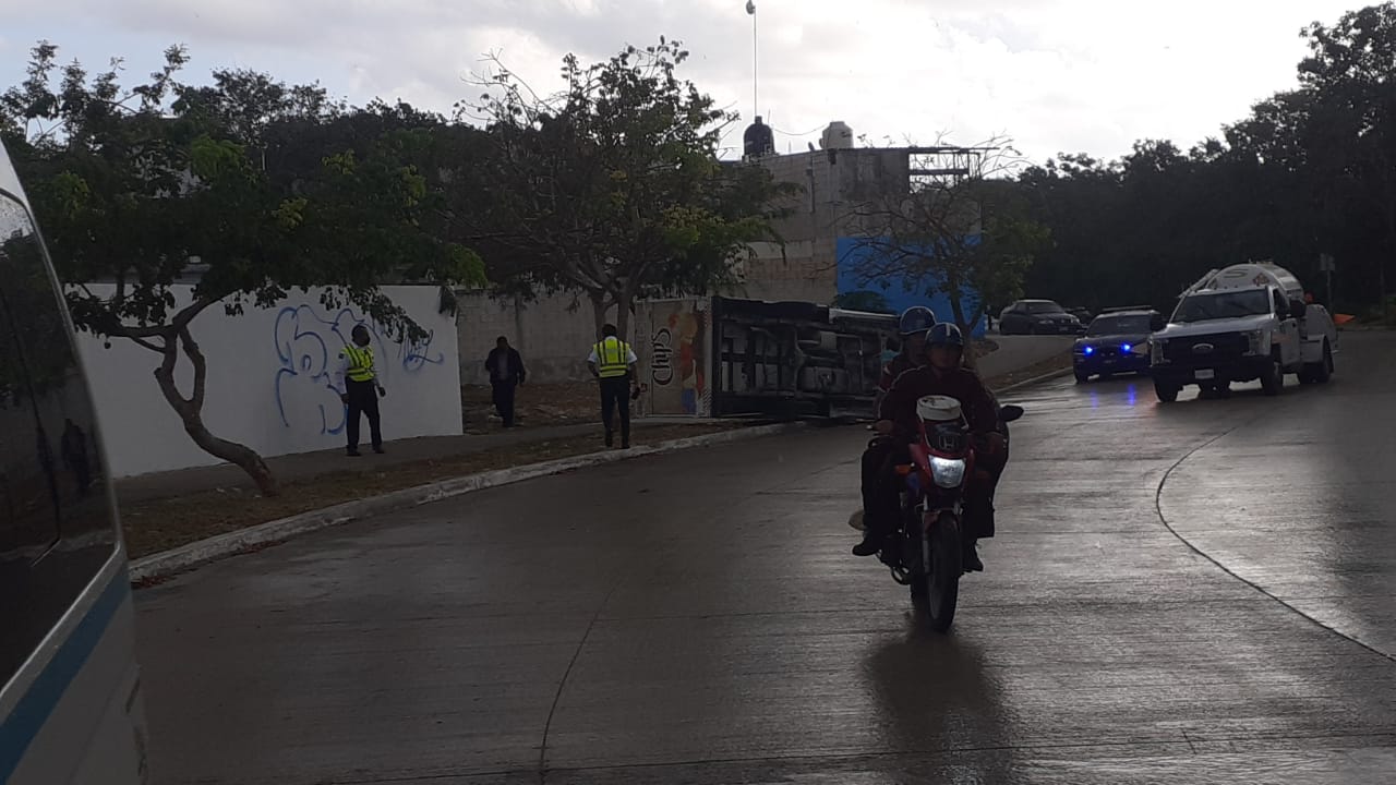 Vuelca camioneta de Barcel en fraccionamiento Natura de Playa del Carmen