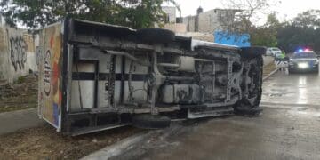 Vuelca camioneta de Barcel en fraccionamiento Natura de Playa del Carmen