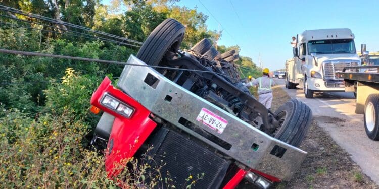 Vuelca trailer en carretera Playa del Carmen-Tulum