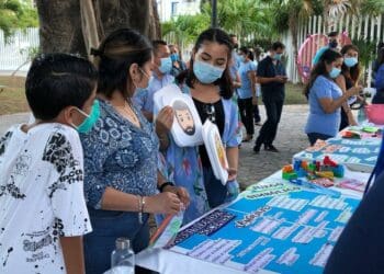 Solidarenses son concientizados sobre el autismo con evento "Iluminemos de Azul"