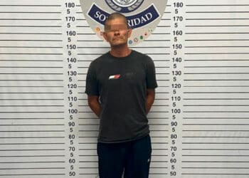 Detienen a sujeto por romper cristales de Subway Playa del Carmen