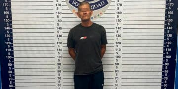 Detienen a sujeto por romper cristales de Subway Playa del Carmen