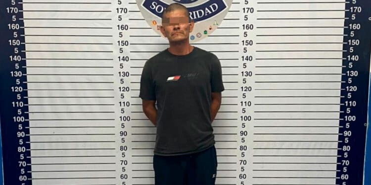 Detienen a sujeto por romper cristales de Subway Playa del Carmen