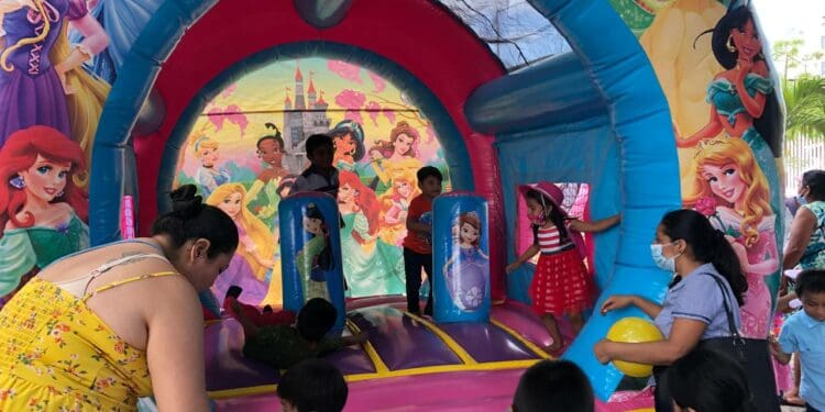 Conmemoran del Día de la Niña y el Niño en Puerto Aventuras