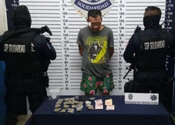 Agente policiales aseguran a sujeto con posesión de drogas en Playa del Carmen