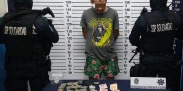 Agente policiales aseguran a sujeto con posesión de drogas en Playa del Carmen