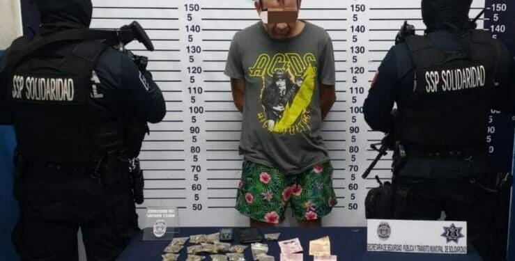 Agente policiales aseguran a sujeto con posesión de drogas en Playa del Carmen