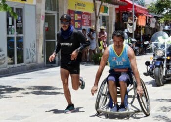 Arriba ultramaratonista a Playa del Carmen, su penúltima parada en recorrido de 6 mil km