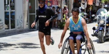 Arriba ultramaratonista a Playa del Carmen, su penúltima parada en recorrido de 6 mil km
