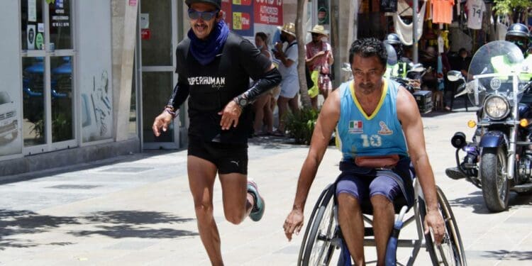 Arriba ultramaratonista a Playa del Carmen, su penúltima parada en recorrido de 6 mil km