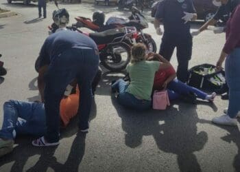 Automóvil choca a dos que venían en moto y se fuga