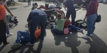 Automóvil choca a dos que venían en moto y se fuga