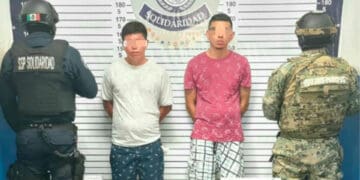 Caen dos hombres con drogas y réplica de una pistola en Playa del Carmen