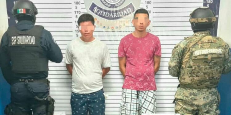 Caen dos hombres con drogas y réplica de una pistola en Playa del Carmen
