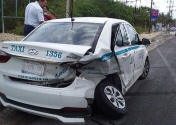 Chocan dos taxis en Playa del Carmen