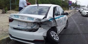 Chocan dos taxis en Playa del Carmen