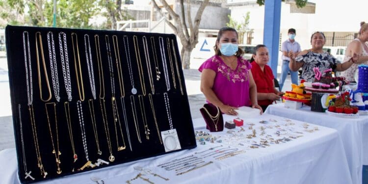Feria de emprendedoras en la alcaldía de Puerto Aventuras