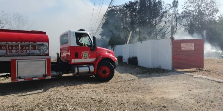 Incendio en corralón de Solidaridad eleva enorme humareda