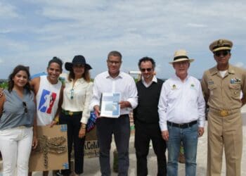 Intercambian experiencia sobre el sargazo autoridades británicas y de Solidaridad