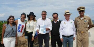 Intercambian experiencia sobre el sargazo autoridades británicas y de Solidaridad