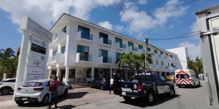 Italianos riñen en hotel de Playa del Carmen y uno acaba acuchillado
