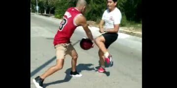 Motociclista rijoso protagoniza riña contra peatón