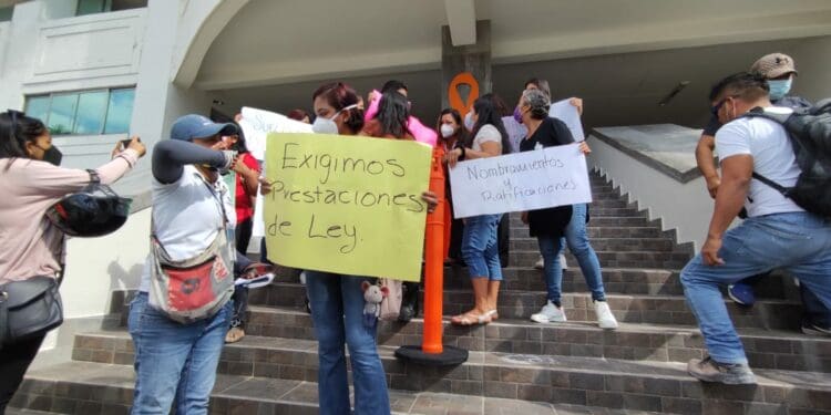 Protestan trabajadores del Poder Judicial en Playa del Carmen por supuestos abusos