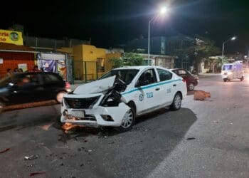 Van choca a dos vehículos y se fuga en Playa del Carmen