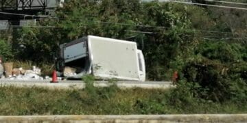 Volcadura genera fuerte embotellamiento vehicular en la carretera federal 307￼