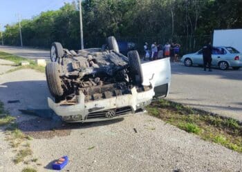 Vuelca automóvil en Playa del Carmen