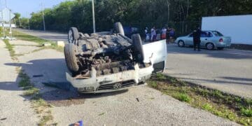 Vuelca automóvil en Playa del Carmen