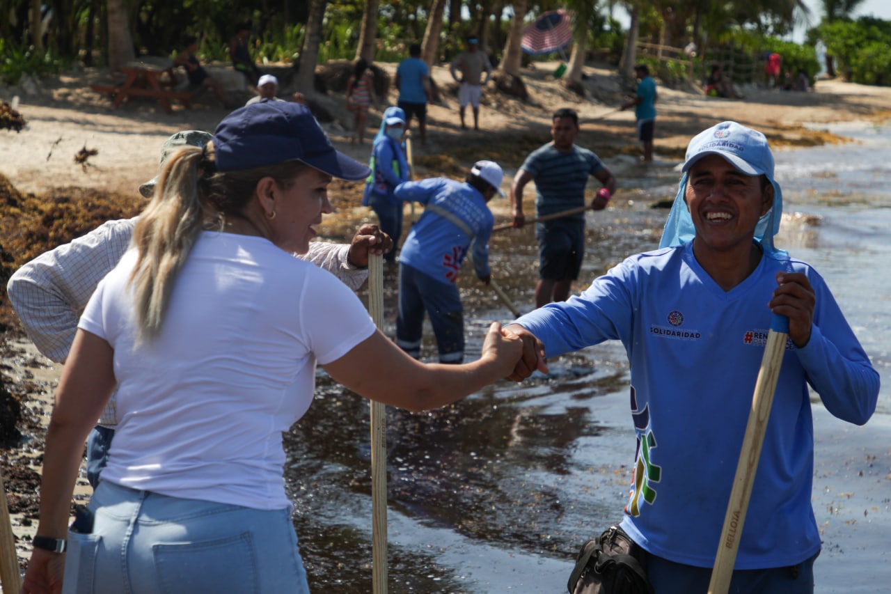 Jornada de limpieza de sargazo en Punta Esmeralda