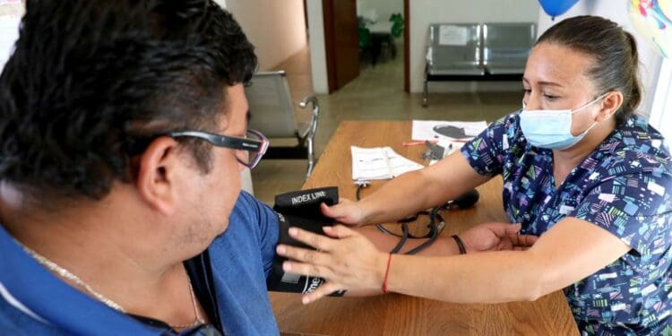 Servicios de Salud a personas hipertensas en Solidaridad