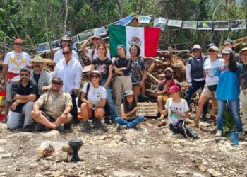 Activistas protestan en brecha del Tren Maya