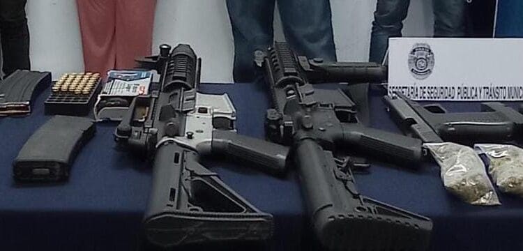 Capturan a cuatro personas con dos armas largas y una pistola en Playa del Carmen