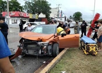 Choca patrulla con auto particular en Playa del Carmen; hay 2 lesionados