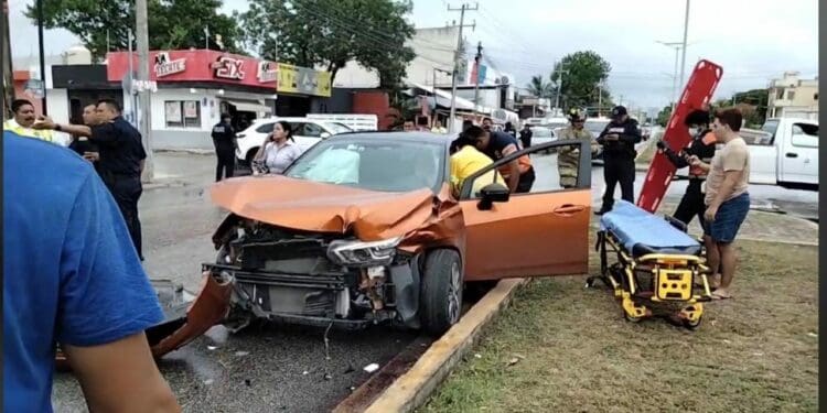 Choca patrulla con auto particular en Playa del Carmen; hay 2 lesionados