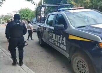 Ciclista no respeta su alto y es atropellado por una patrulla en Playa del Carmen