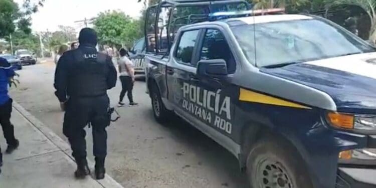 Ciclista no respeta su alto y es atropellado por una patrulla en Playa del Carmen