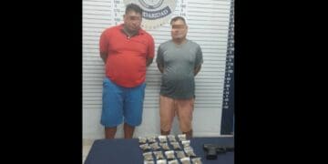 Detienen a dos en Villas del Sol en posesión de 20 bolsitas de marihuana