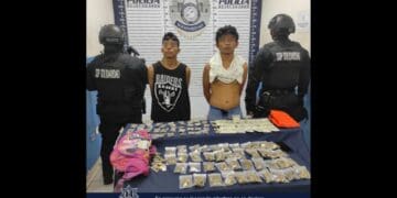 Detienen a dos hombres en plena compra de droga en Villas del Sol