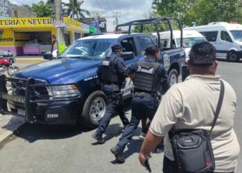 Detienen a dos hombres por intentar apuñalar a un tercero, en Playa del Carmen