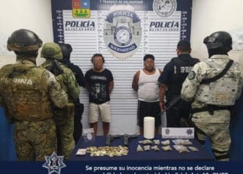 Detienen a dos sujetos con drogas y réplicas de armas en Playa del Carmen