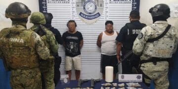 Detienen a dos sujetos con drogas y réplicas de armas en Playa del Carmen