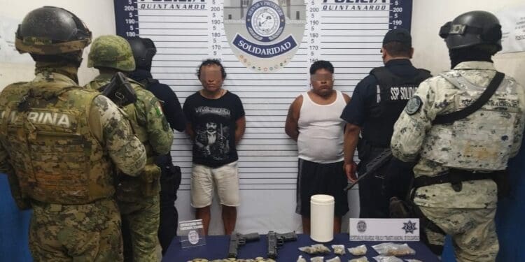 Detienen a dos sujetos con drogas y réplicas de armas en Playa del Carmen